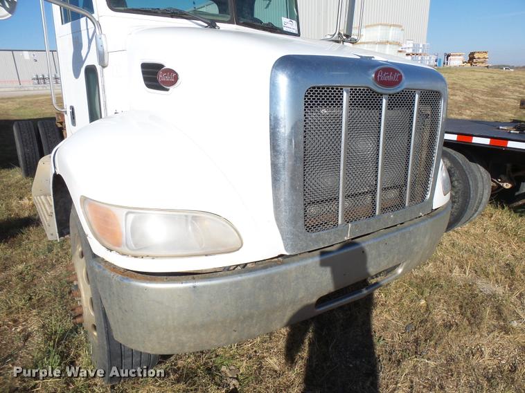 image for item L3309 2007 Peterbilt 335 truck chassis