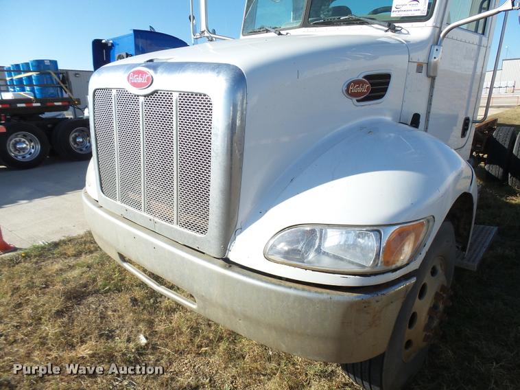 image for item L3309 2007 Peterbilt 335 truck chassis