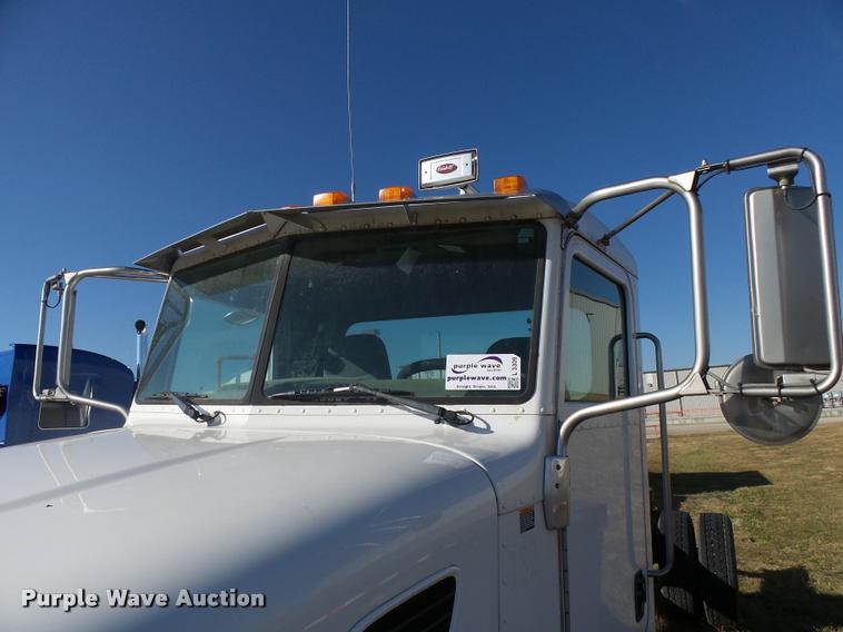 image for item L3309 2007 Peterbilt 335 truck chassis