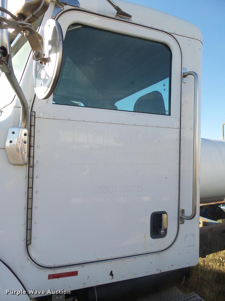 image for item L3309 2007 Peterbilt 335 truck chassis