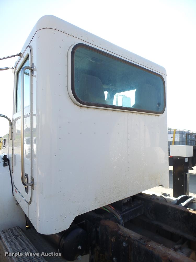 image for item L3309 2007 Peterbilt 335 truck chassis