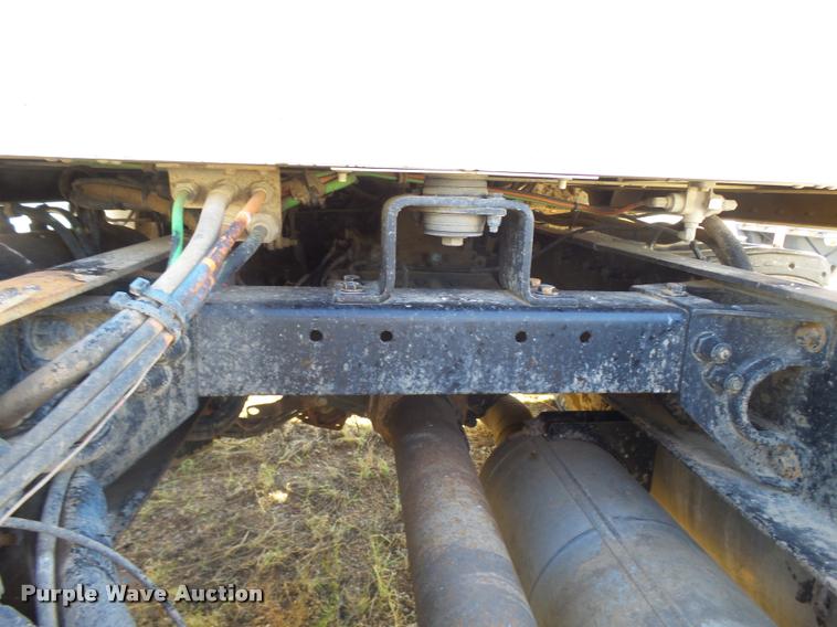 image for item L3309 2007 Peterbilt 335 truck chassis