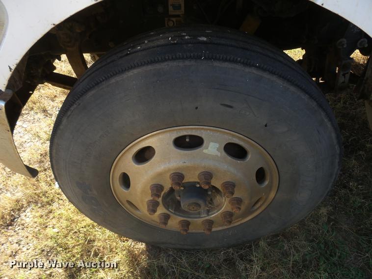 image for item L3309 2007 Peterbilt 335 truck chassis