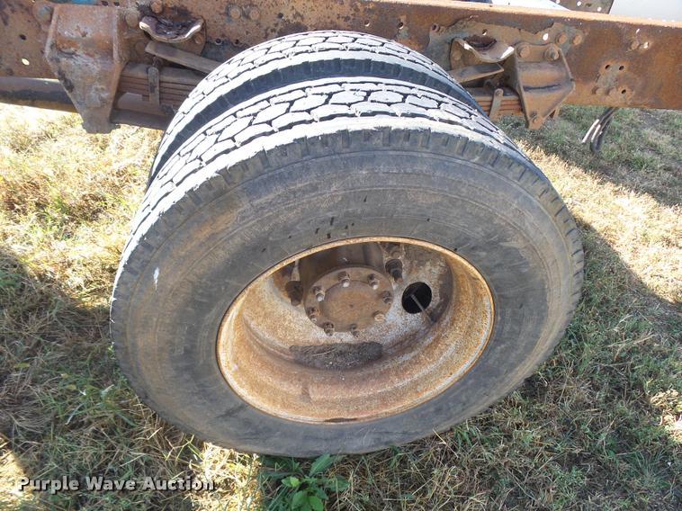 image for item L3309 2007 Peterbilt 335 truck chassis