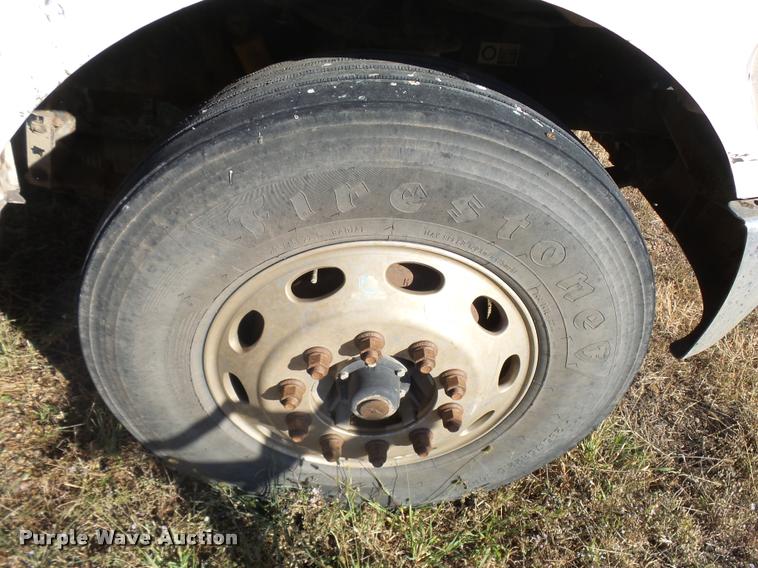 image for item L3309 2007 Peterbilt 335 truck chassis