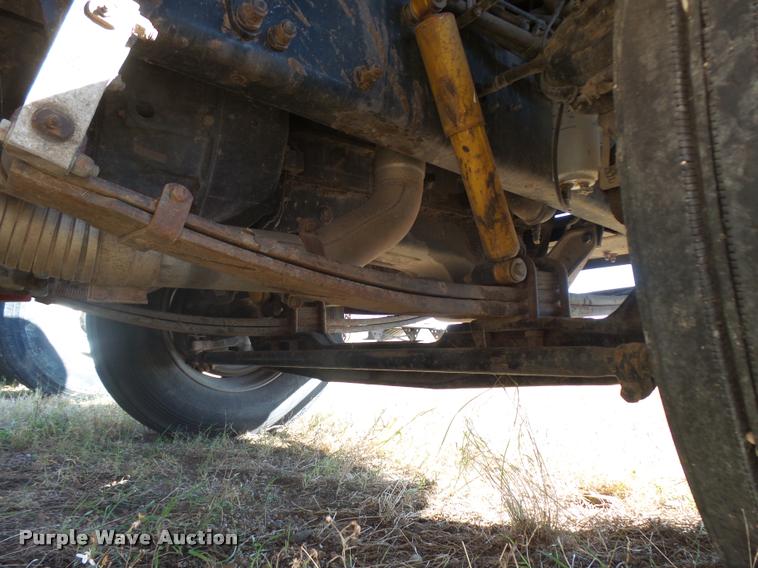 image for item L3309 2007 Peterbilt 335 truck chassis