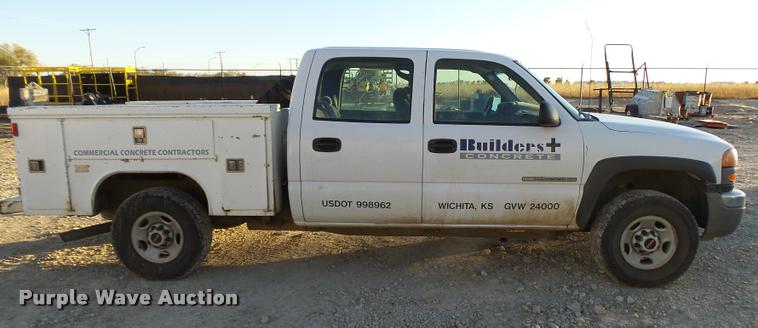 image for item L3446 2006 GMC Sierra 2500HD Crew Cab utility truck