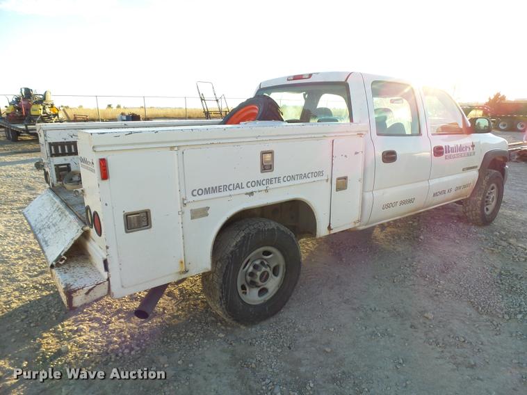 image for item L3446 2006 GMC Sierra 2500HD Crew Cab utility truck