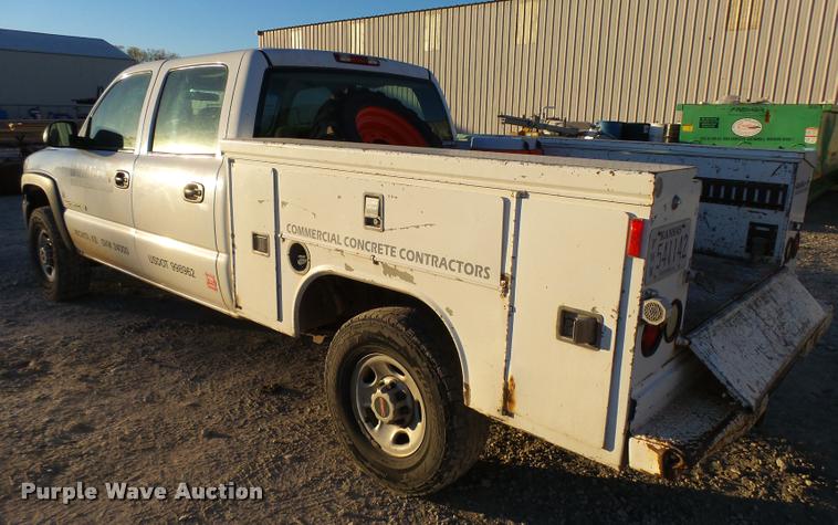 image for item L3446 2006 GMC Sierra 2500HD Crew Cab utility truck
