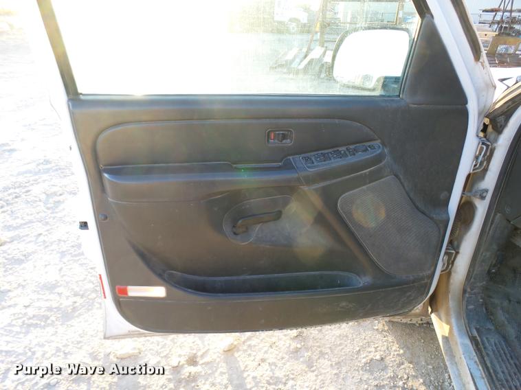 image for item L3446 2006 GMC Sierra 2500HD Crew Cab utility truck