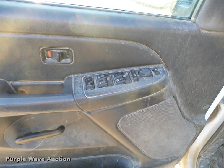 image for item L3446 2006 GMC Sierra 2500HD Crew Cab utility truck