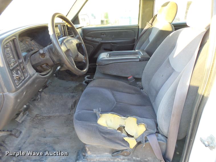 image for item L3446 2006 GMC Sierra 2500HD Crew Cab utility truck