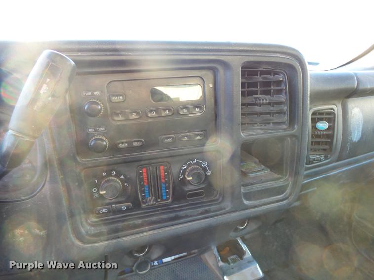 image for item L3446 2006 GMC Sierra 2500HD Crew Cab utility truck