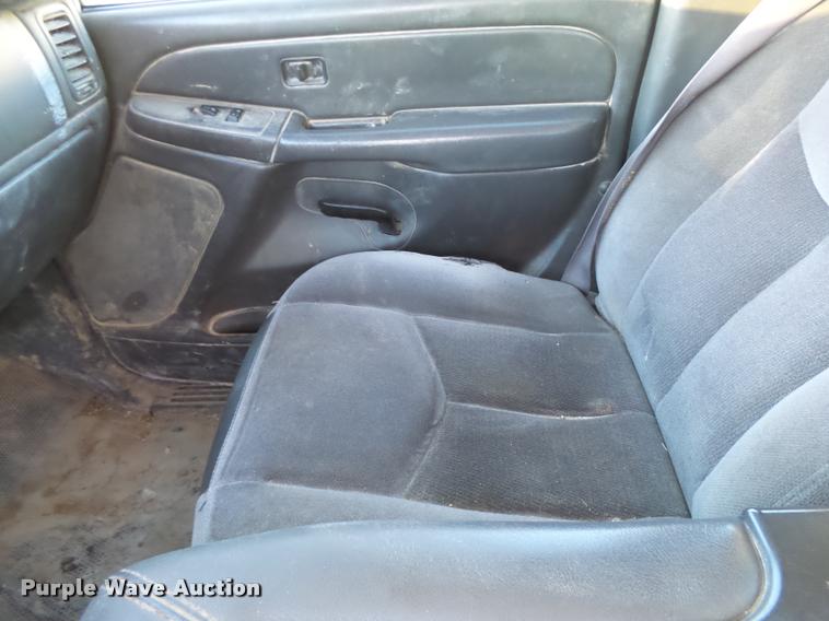 image for item L3446 2006 GMC Sierra 2500HD Crew Cab utility truck