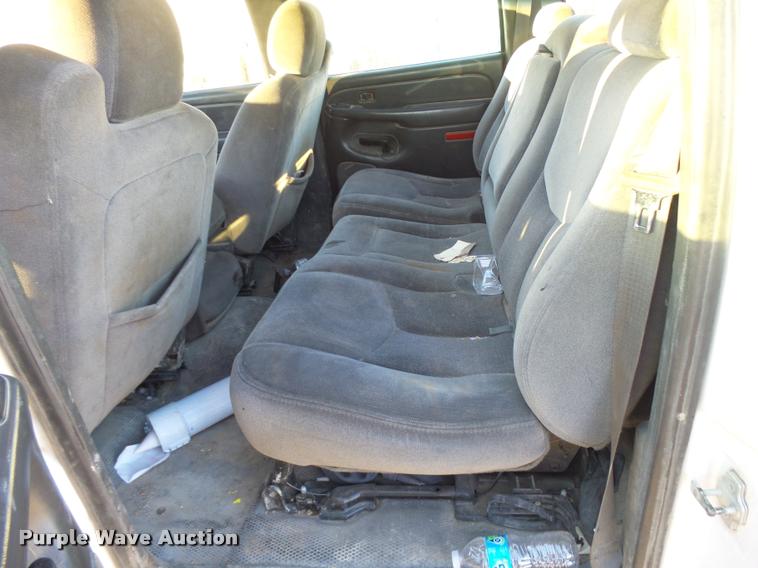 image for item L3446 2006 GMC Sierra 2500HD Crew Cab utility truck