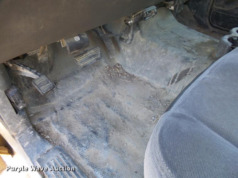 image for item L3446 2006 GMC Sierra 2500HD Crew Cab utility truck