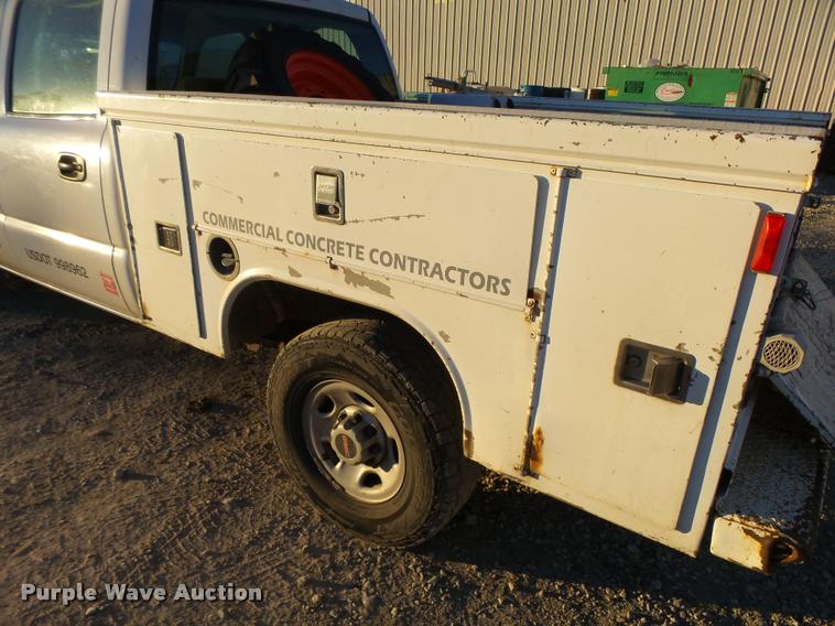 image for item L3446 2006 GMC Sierra 2500HD Crew Cab utility truck