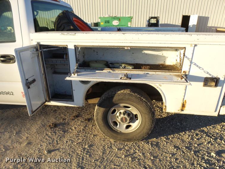 image for item L3446 2006 GMC Sierra 2500HD Crew Cab utility truck