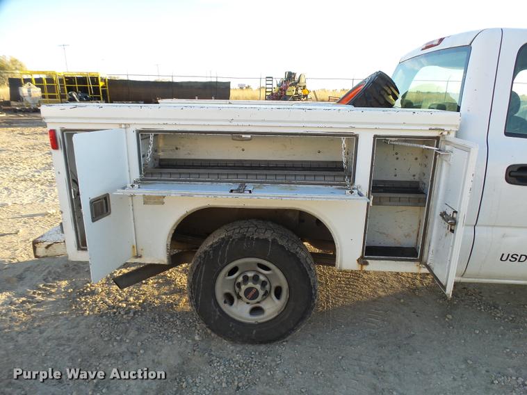 image for item L3446 2006 GMC Sierra 2500HD Crew Cab utility truck