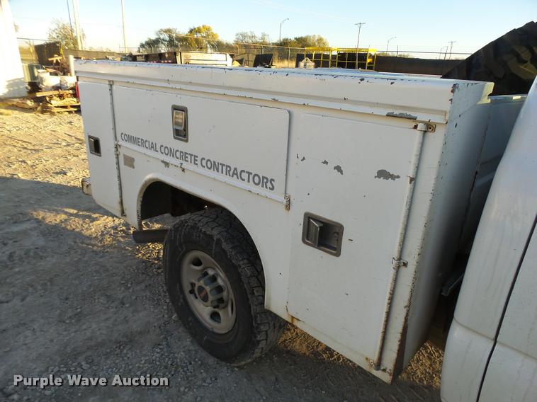 image for item L3446 2006 GMC Sierra 2500HD Crew Cab utility truck