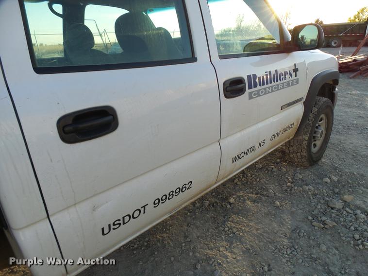 image for item L3446 2006 GMC Sierra 2500HD Crew Cab utility truck