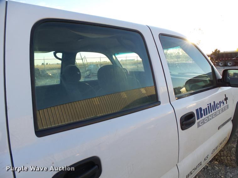 image for item L3446 2006 GMC Sierra 2500HD Crew Cab utility truck