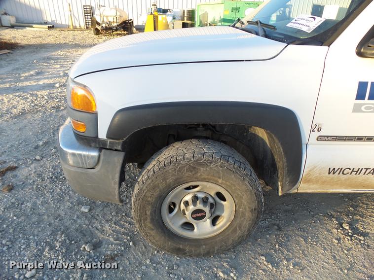image for item L3446 2006 GMC Sierra 2500HD Crew Cab utility truck