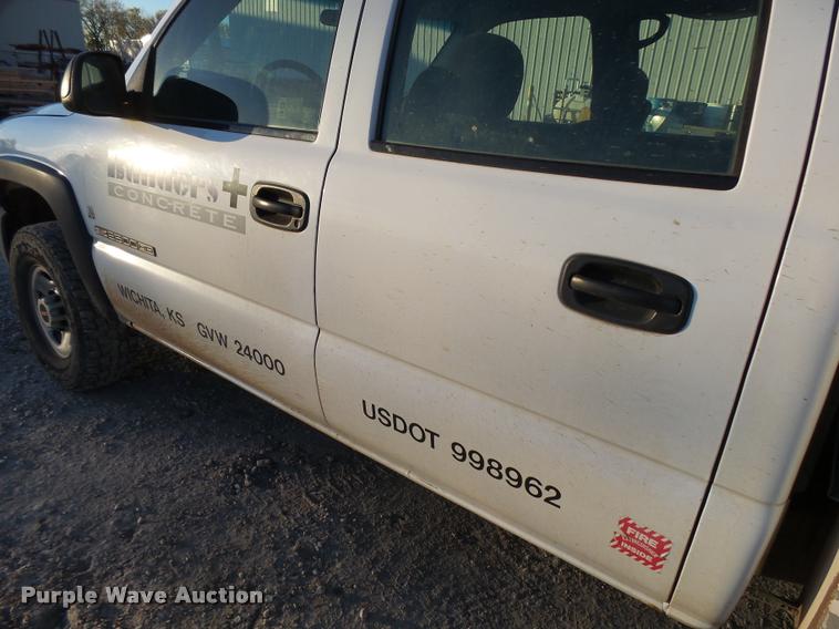 image for item L3446 2006 GMC Sierra 2500HD Crew Cab utility truck