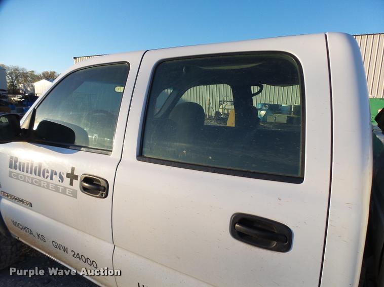 image for item L3446 2006 GMC Sierra 2500HD Crew Cab utility truck