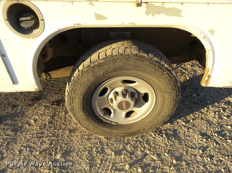 image for item L3446 2006 GMC Sierra 2500HD Crew Cab utility truck