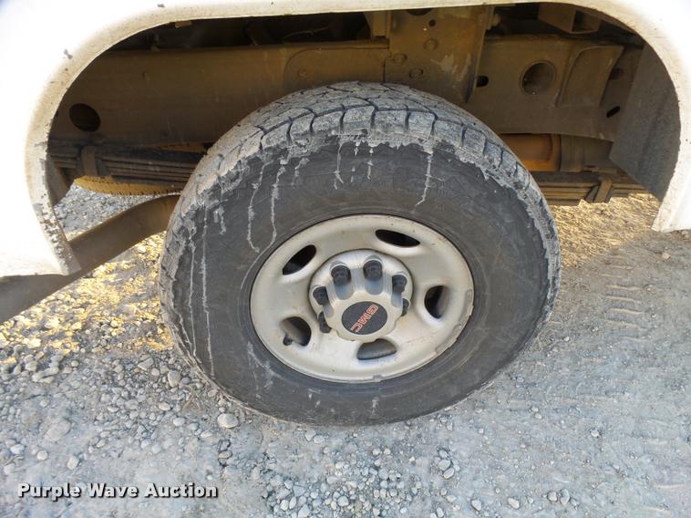 image for item L3446 2006 GMC Sierra 2500HD Crew Cab utility truck