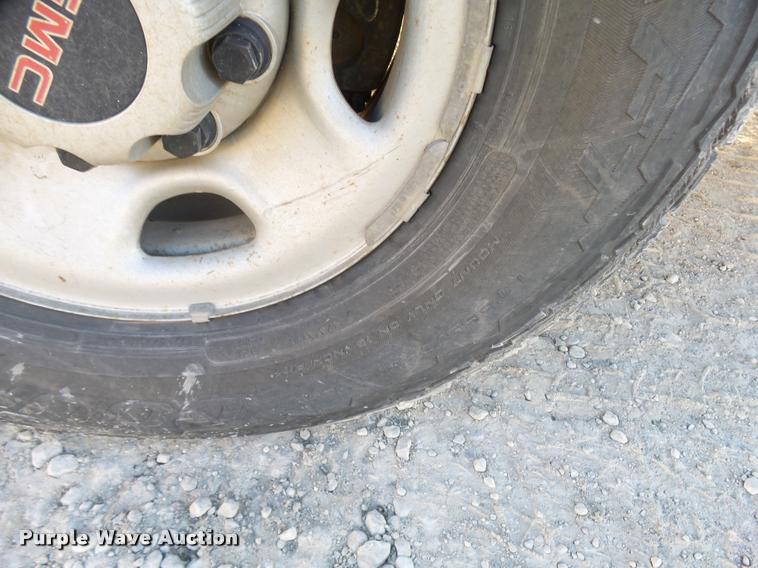 image for item L3446 2006 GMC Sierra 2500HD Crew Cab utility truck