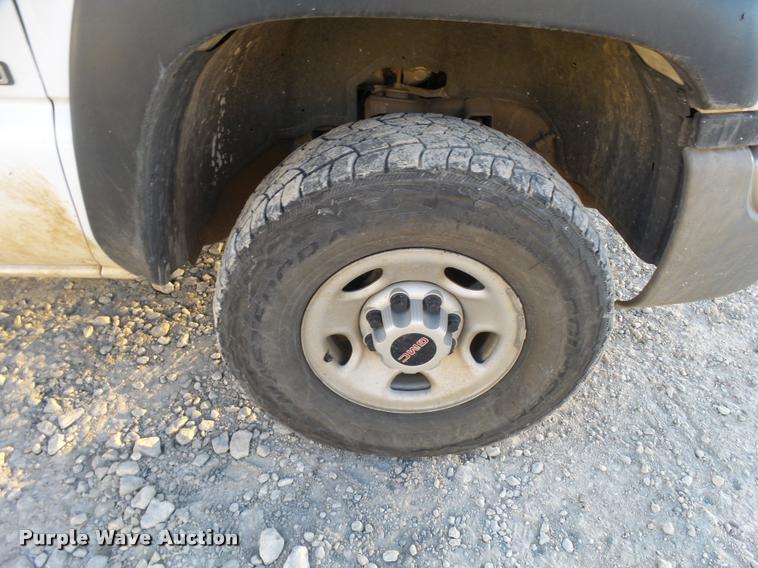 image for item L3446 2006 GMC Sierra 2500HD Crew Cab utility truck