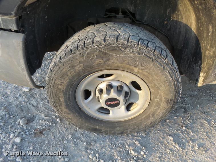 image for item L3446 2006 GMC Sierra 2500HD Crew Cab utility truck