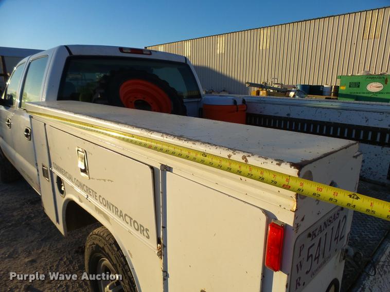 image for item L3446 2006 GMC Sierra 2500HD Crew Cab utility truck