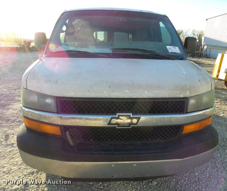 image for item L3447 2006 Chevrolet Express 3500 van
