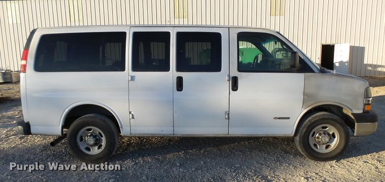 image for item L3447 2006 Chevrolet Express 3500 van