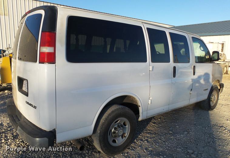 image for item L3447 2006 Chevrolet Express 3500 van