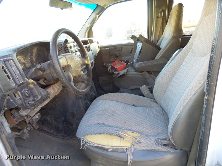 image for item L3447 2006 Chevrolet Express 3500 van