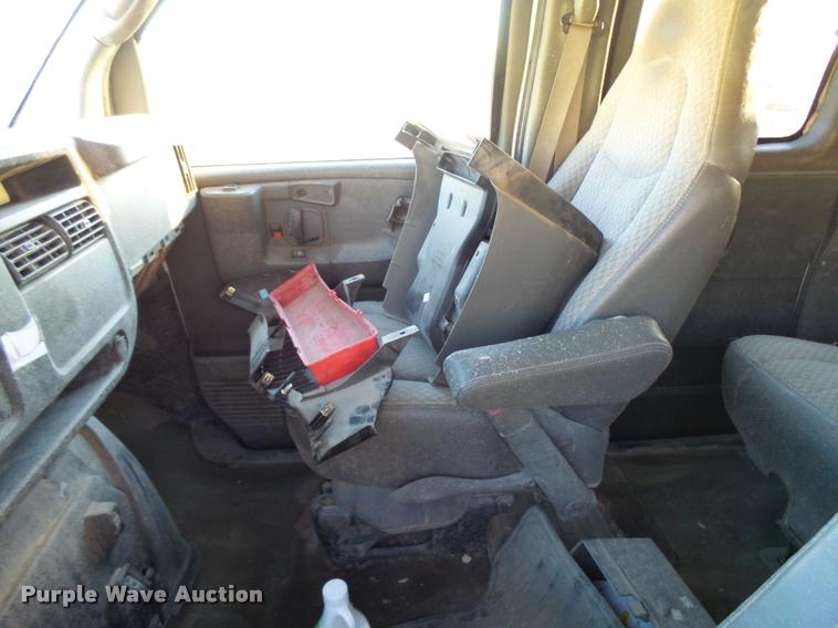 image for item L3447 2006 Chevrolet Express 3500 van