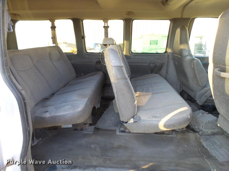 image for item L3447 2006 Chevrolet Express 3500 van
