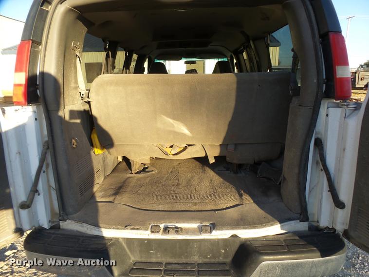 image for item L3447 2006 Chevrolet Express 3500 van