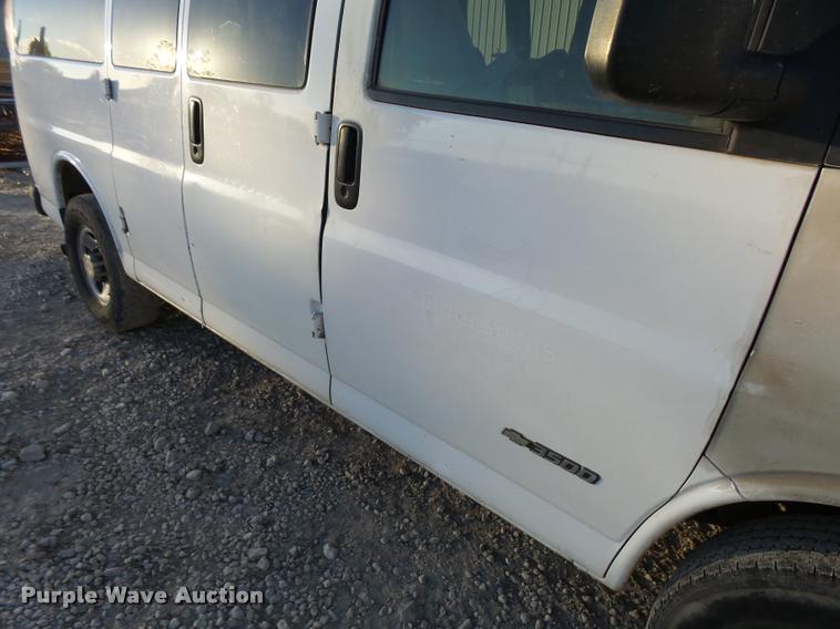 image for item L3447 2006 Chevrolet Express 3500 van