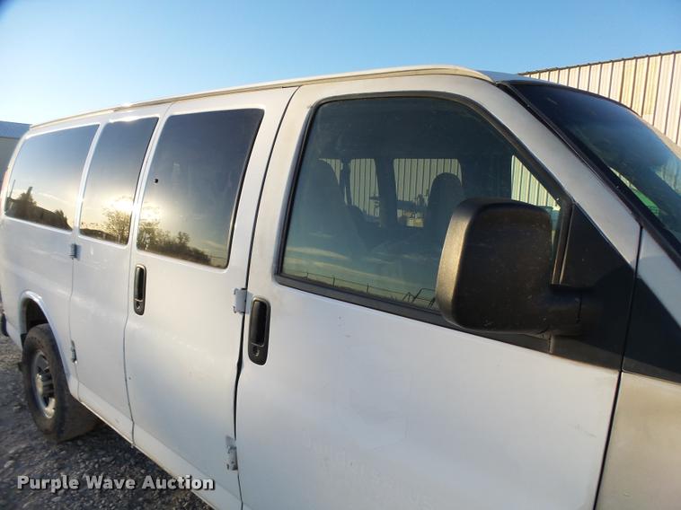 image for item L3447 2006 Chevrolet Express 3500 van