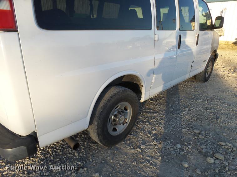 image for item L3447 2006 Chevrolet Express 3500 van