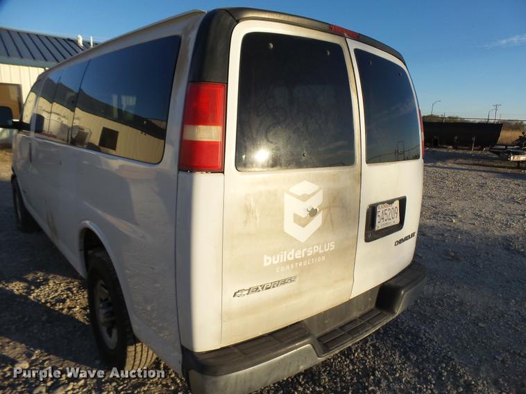 image for item L3447 2006 Chevrolet Express 3500 van
