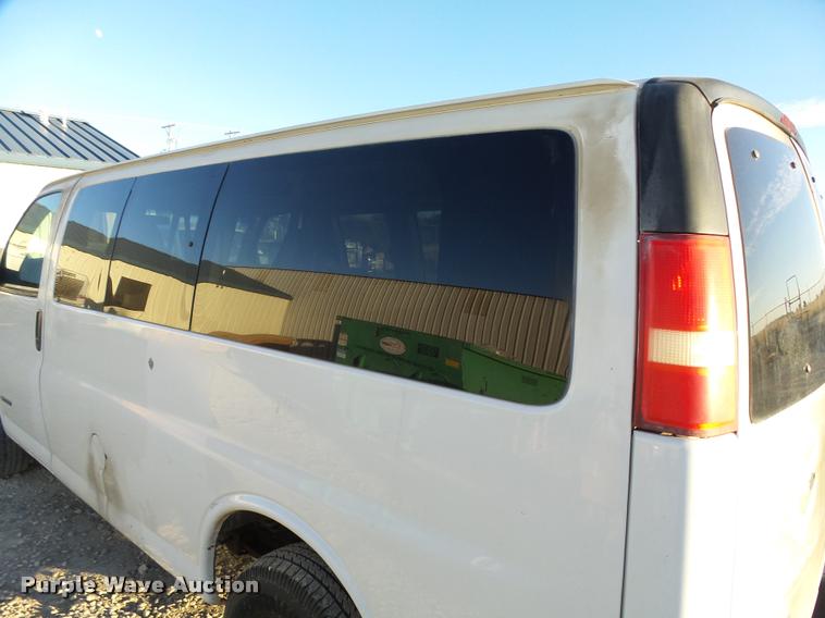 image for item L3447 2006 Chevrolet Express 3500 van