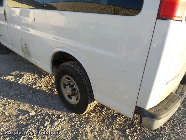 image for item L3447 2006 Chevrolet Express 3500 van