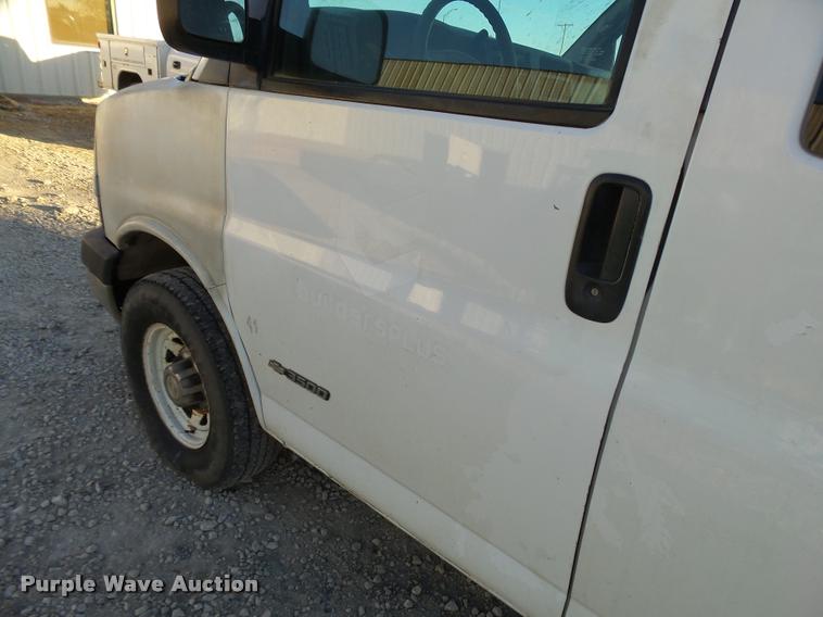 image for item L3447 2006 Chevrolet Express 3500 van