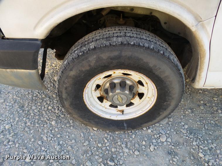 image for item L3447 2006 Chevrolet Express 3500 van